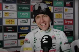 HAHA! Gedemarreerde Pogacar verstopte zich na plaspauze in de bosjes: 'Peloton wist niet waar we waren'