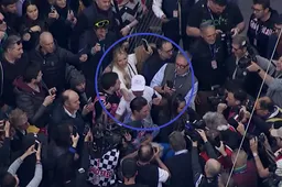 Roxanne Bertels, vriendin van Van der Poel, bezorgde Philipsen en vriendin Melanie mooi moment na Sanremo-zege