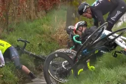 🎥 Een nieuwjaarsduik in maart? Renners in GP Monseré komen ten val en duiken daarbij plaatselijke beek in