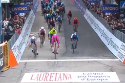 Milan klopt Philipsen in ultraspannende Tirreno-sprint en slaat dubbelslag: Merlier doet andermaal niet mee