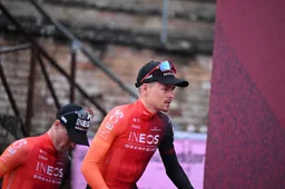 Pidcock geeft vol verbijstering het mooiste interview na Strade Bianche: 'Wat gebeurt hier? What the fuck'