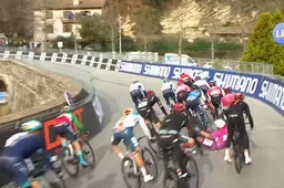 Philipsen valt op zijn billen in laatste bocht Tirreno-sprint, Bauhaus profiteert en wint