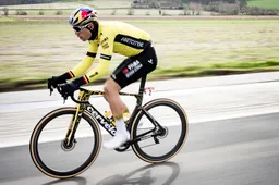 Trainingsbeest Van Aert slaat weer toe: 'Ouderwets onnodig risico’s nemen op het fietspad van Playa de Palma. Heerlijk'