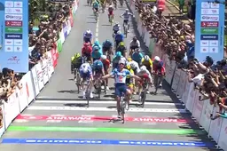 En of hij op tijd in vorm is! Jakobsen met grote overmacht de beste in eerste sprintafspraak in Turkije