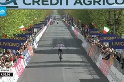 UAE speelt met de concurrentie in de Abruzzen: 19-jarige Christen wint rit na rake stoot in slotkilometers