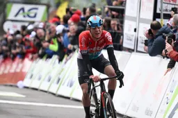 'Het was echt vreselijk', zegt Maxim Van Gils na derde plaats in Waalse Pijl: 'Pijn op gezicht en benen'