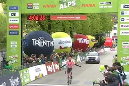 Poels en Lopez geven Carr vrijgeleide naar solozege in koninginnenrit Tour of the Alps na spectaculaire val Harper