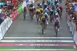 Geen Jakobsen? Geen probleem! Tobias Lund Andresen wint voor dsm-firmenich PostNL na chaotische slotfase in Turkije