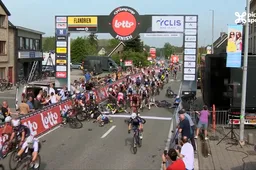 🎥 Door merg en been: vreselijke beelden én geluiden van grote val in sprint van Belgische dameskoers