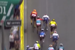 🎥 De Lie ontsnapt na duw aan deklassering, Hagenes verrast Visma | Lease a Bike met rappe benen