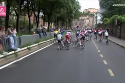 🎥 Bahrain Victorious trots, maar niet ongeschonden uit de strijd in openingsrit Giro: 'Knie ziet er slecht uit'