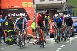 🎥 Geraint Thomas schaamt zich duidelijk een beetje na 'stomme fout', Pogacar is vooral trots op de reactie