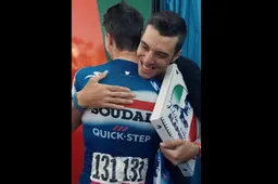 🎥 Alaphilippe bezorgt vluchtmakker Maestri pizzadoos met speciale inhoud