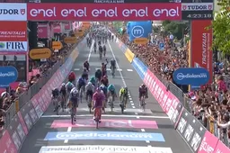 Na grote finaletombola verslaat loeisterke Milan Merlier aan Adriatische kust, Jakobsen keihard onderuit