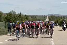 Deelnemers en uitvallers Vuelta Femenina 2024 | Aniek van Alphen krijgt bidon onder fiets gegooid, valt en stapt uit koers