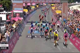 Kooij zegeviert in Giro d’Italia na bloedstollende slotfase, waarin Pogacar Narváez de doodsteek toedient