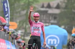 De vernedering compleet: Pogacar rijdt zelfs ongewild iedereen op een hoop, Martínez verschalkt geloste Thomas