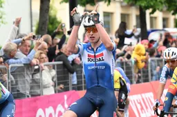 Pogacar en Thomas stranden in het zicht van de streep na bizarre rit, Merlier klopt Milan in millimetersprint