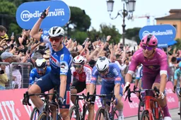 Hegemonie van Milan voorbij! Merlier timet perfect en blijft Italiaan én Groves nipt voor in chaotisch gevecht