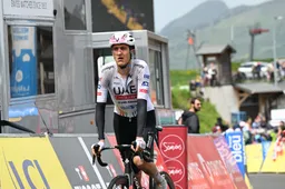 Een dag met vele gezichten in de Vuelta: drama voor Van Aert, grinta bezorgt Soler rit, nagelbijtende strijd om rood