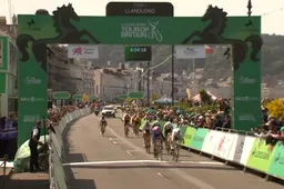 Verwarring alom! Paternoster juicht en krijgt de zege, maar Kopecky zegeviert tóch in millimetersprint