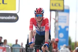 Van Baarle zag Tour na crash vervliegen: 'Praten met Steven ging niet echt, hij was helemaal wit weggetrokken'