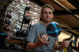 Bernal na 5 weken terug in koers, maar Kämna spant de kroon: Duitser maakt meer dan jaar na laatste wedstrijd rentree