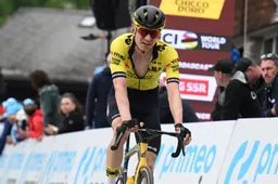 Visma | Lease a Bike kiest vroeg de aanval, maar Benoot kampte met buikkrampen: 'Gestopt bij een café'