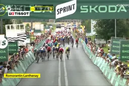 🎥 Jasper Philipsen laat geen beterschap zien: Belg blokkeert Girmay bij tussensprint in tiende rit