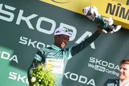 🎥 Groene Girmay maakt klein wonder, met familie aan de meet, officieel: 'Ik wil niet huilen op televisie'