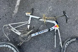 Grote schrik en verbazing om total-loss-fiets van Vlasov, die Tour verliet met enkelbreuk