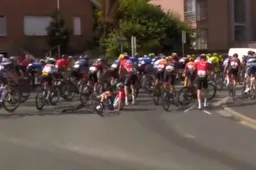 Groot deel peloton net voor laatste kilometer verkeerd gestuurd in Wallonië; Meeus spurt naar zege