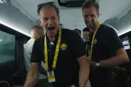 🎥 Visma | Lease a Bike toont behind the scenes-beelden in auto, bus en hotel van zege Vingegaard