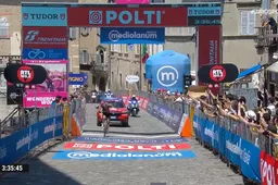 Pracht en praal in de Giro! Schitterende solo voor Clara Emond, mooi gevechtje Kopecky en Longo Borghini