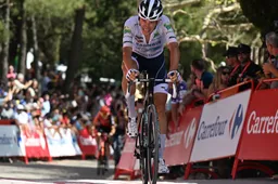 Geen corona, wel zonnesteek: witte trui Tiberi stapt noodgedwongen af in Vuelta