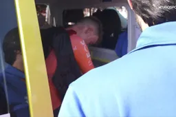 Arensman na vrijdag-aankomst in ambulance gecheckt, Nederlander wel van start op zaterdag