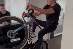 🎥 Zoals alleen Van der Poel dat kan: wereldkampioen lanceert nieuwe Canyon-fiets in (wheelie-)stijl