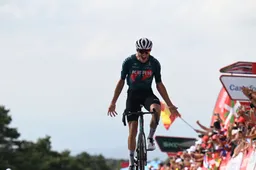 Roglic pakt wéér tijd (nog niet genoeg!), maar ziet ploegmaat Vlasov op bizarre wijze geklopt worden door grote Vuelta-sensatie