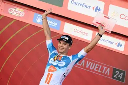Vuelta-etappewinnaar Bittner verlengt tot 2026 bij dsm-firmenich PostNL: 'Op een dag misschien zelf kapitein'