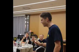 Natuurlijke leider in Wout van Aert staat op in rennershotel Visma | Lease a Bike: 'Neem dit niet voor lief'