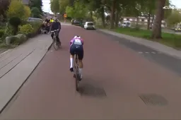 🎥 Ongekende beelden: verdwaalde stadsfietser botst bijna op Lorena Wiebes in tijdrit Ladies Tour
