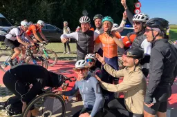 Zonneveld neemt een Spa Goud bij bandenwissel, outfit Ten Dam doet Hoogerland kokhalzen