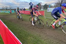 Vanthourenhout (derde) haakte af na aanval ploegmaat: 'Op dat moment plaatste Eli een versnelling'