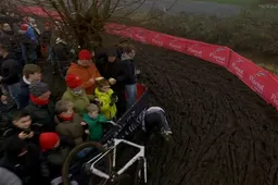 🎥 Van der Poel maakt zeldzaam foutje tijdens verkenning Loenhout en wenst rivaal Van Aert succes