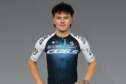 De allerlaatste! Joseph Pidcock finishte klein uur na Van der Poel in Roubaix: 'Hier riskeer ik mijn leven niet voor'