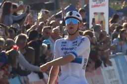 Nys klopt Van Aert voor het eerst, nu Van der Poel nog: 'Hoe ik er tegen Mathieu de rest van de ronde bij zou hangen?'