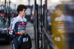 Tim van Dijke zien we voorlopig even niet van voren in de Vuelta: 'Blij dat ik mijn heup niet gebroken heb'