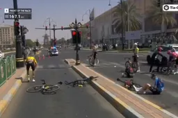 🎥 Renners crashen keihard op onbewaakte middenberm in UAE: De Kleijn, Froome en Behrens breken sleutelbeen