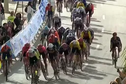 Van Aert al grappend over manoeuvre Fretin, ploegleider Van Dongen minder: 'Zuur voor ons'