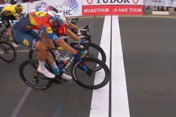 Waaiers, gebeuk, gekwak en een magnifieke sprint: Milan heeft weer grootste explosie in UAE Tour